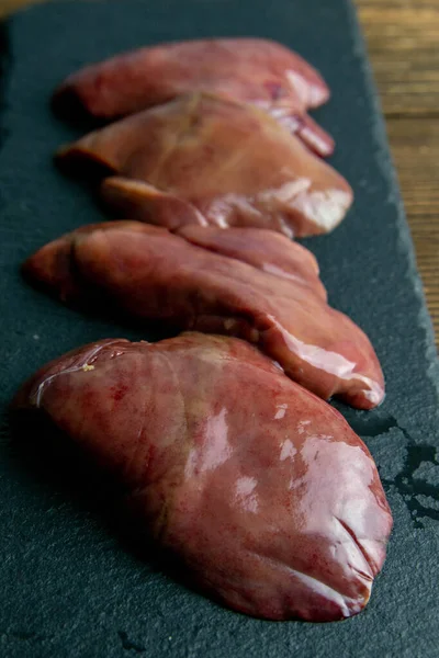 Tahta Tahtada Çiğ Tavuk Ciğeri Eski Ahşap Arka Planda Yemek — Stok fotoğraf
