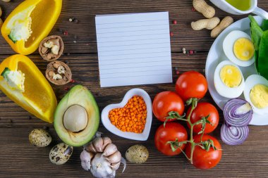 Keto diyeti. Sebzeler ve fındıklar bir çember şeklinde dizilmiş, yazı için yeri olan bir çıkartmanın içinde. Üst görünüm boşluğu.