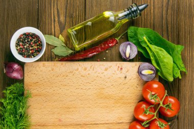 Temiz uzayı olan tahta tahta bir tahta. Domates ve dereotu, zeytinyağı, baharat, biber, avokado, yeşil soğan, belkemiği ve sarımsak. Üst Görünüm.