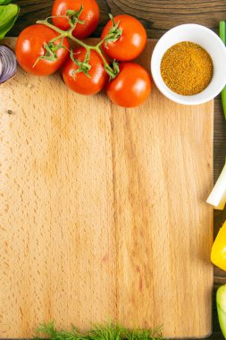 Temiz uzayı olan tahta tahta bir tahta. Domates ve dereotu, zeytinyağı, baharat, biber, avokado, yeşil soğan, belkemiği ve sarımsak. Üst Görünüm.