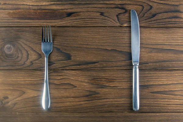 Πιρούνι Και Μαχαίρι Ένα Σκούρο Ξύλινο Τραπέζι Top Απόψεις Σαφή — Φωτογραφία Αρχείου