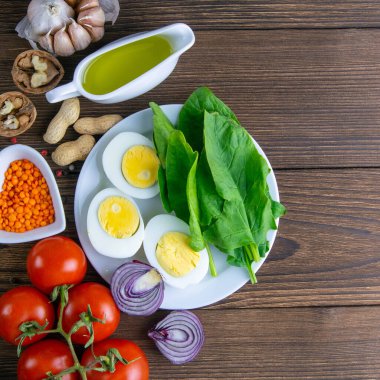 Keto diyeti. Sebze tohumları ve fındıklar sıraya dizildi. Üst görünüm boşluğu.