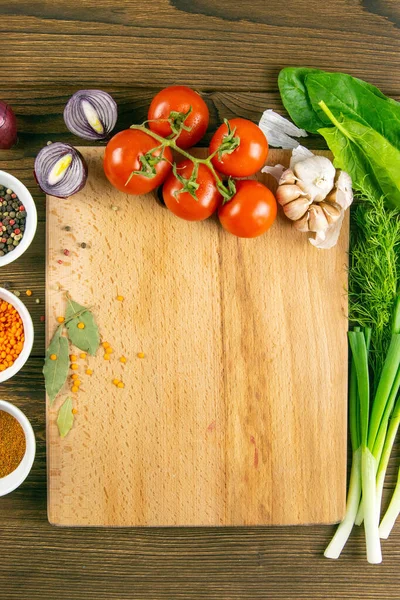 Placa Madeira Com Espaço Livre Torno Tomate Endro Azeite Especiarias — Fotografia de Stock