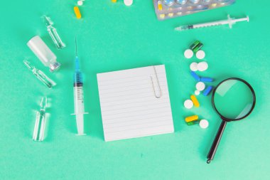 İlaç araştırmaları ve klinik deney konsepti. Aşı enjeksiyonu için ilaç şişesi ve haplar için yeni eczane ilacı ve beyaz kağıt..