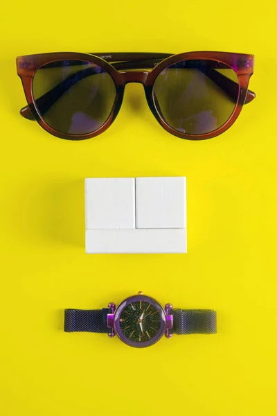 Concepto Viaje Gafas Reloj Cubos Madera Blanca Los Que Escribe — Foto de Stock