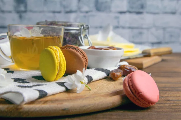 Ein Becher Minztee Mit Cookies Macaron Auf Einem Holzbrett Und — Stockfoto