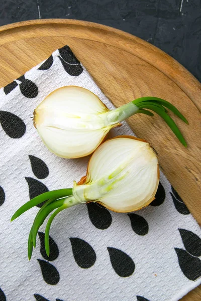 Onions Cut Half Quarter Sliced Onion Peel Wooden Cutting Board — Stock Photo, Image