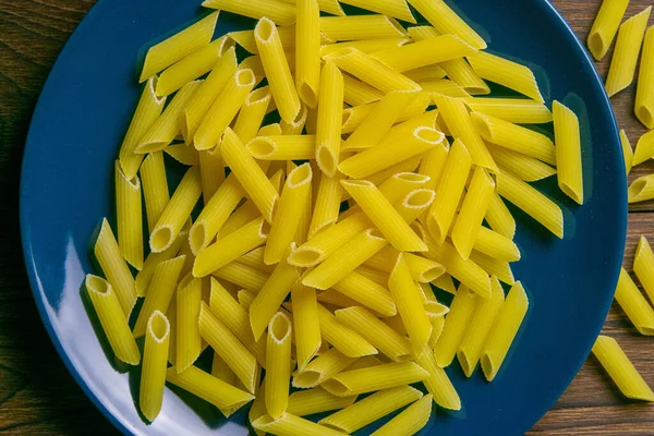 Pene Lisce Pasta Plato Azul Sobre Fondo Madera Oscura Top —  Fotos de Stock