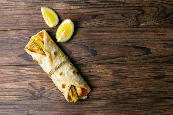 Dönerwickel Shawarma Mit Fleisch Zwiebeln Salat Liegt Auf Einem Dunklen — Stockfoto