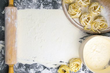 Makarna tagliatelle, un için yenir ve hamur için sallanır böylece içinde mesajınızın yeri için ücretsiz bir oda bulunur. Açık alanlı en üstteki görünüm.