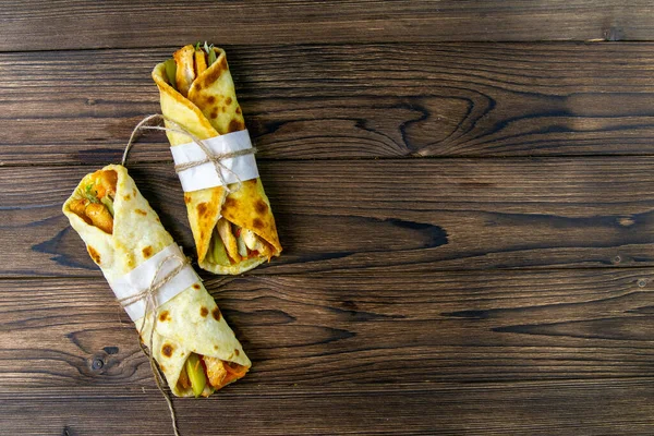 Zwei Dönerspieße Mit Fleisch Gemüse Und Pommes Fladenbrot Großaufnahme Auf — Stockfoto