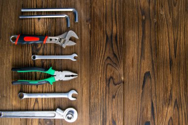 Tahta panelin üzerinde yazı için boşluk olan aletler. Açık alanlı en üstteki görünüm.