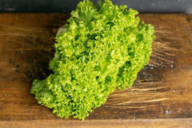 Eski bir tahta üzerinde taze yeşil yaprak marulu. Diyet yemek. Yakın plan..