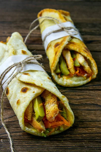 Zwei Dönerspieße Mit Fleisch Gemüse Und Pommes Fladenbrot Großaufnahme Auf — Stockfoto