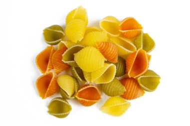 Beyaz arkaplanda izole edilmiş renkli konchiglie kabuklu makarna.