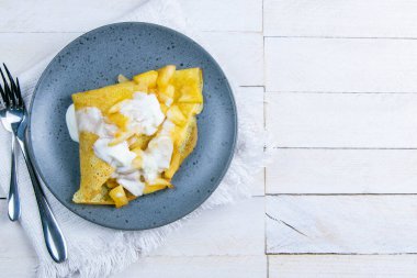 Elmalı tarçınlı krep ve dondurma. Açık alanlı en üstteki görünüm.