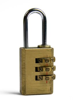 Kilitli bir asma kilidin beyaz arkaplanda izole edilmiş bir kod kilidi.