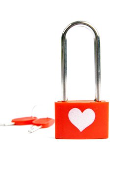 Beyaz arkaplanda izole edilmiş kalbi ve anahtarı çizen kırmızı kilit.