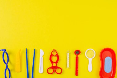 Oyuncak- Sarı masaya ilk yardım çantası. Bir çift küçük doktor. Açık alanlı en üstteki görünüm.