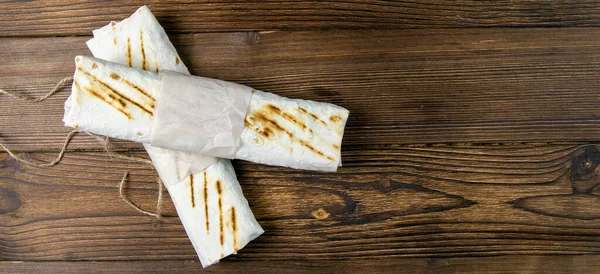 Två Chiken Rullar Mörk Trä Bord Ovanifrån Plats Kopia — Stockfoto