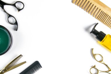 Makas, saç kesme makası, tarak, tehlikeli jilet, siyah arka planda beyaz bir çarşafta saç kesimi için jöle. Kuaför konsepti.