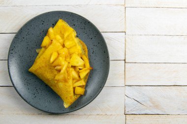 Organik malzemelerden yapılmış krep, soya unu, tarçın ve elma. Açık alanlı en üstteki görünüm.