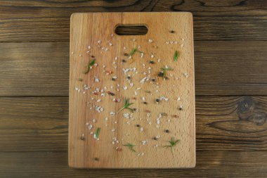 Eskimiş, çatlamış ve tahta kesme tahtası çizilmiş. Baharat serpilmiş. Açık alanlı en üstteki görünüm.