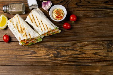 Ev yapımı shawarma, burrito, sebze ve soslu tavuk dürümü. Temiz boşluklu üst görünüm içerikleri.