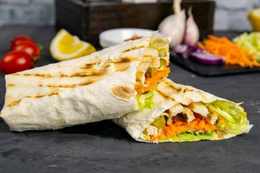 Ev yapımı shawarma, burrito, sebze ve soslu tavuk dürümü. Üst görünüm shawarma ve temiz boşluklu malzemeler.