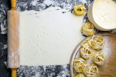 Makarna tagliatelle, un için yenir ve hamur için sallanır böylece içinde mesajınızın yeri için ücretsiz bir oda bulunur. Açık alanlı en üstteki görünüm.