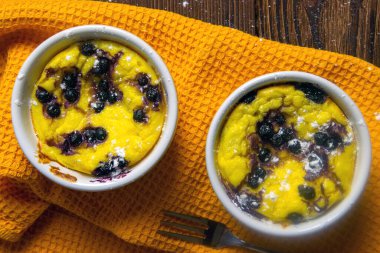 Ev yapımı süzme peynir güveci, kendi ellerinle hazırlandı. Tadı fotoğrafçılıkla anlatılamaz. Üst görünüm, yakın plan.
