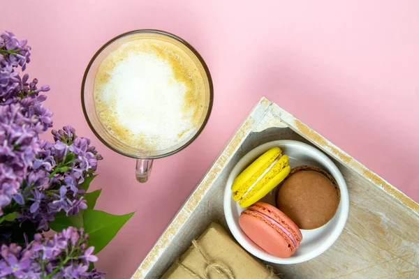 Tasse Schwarzer Kaffee Mit Milch Und Geschenk Lila Blüten Und — Stockfoto