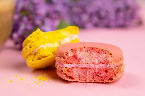 Zwei Makronen Nahaufnahme Und Frühlingsblumen Pastellfarbener Hintergrund Romantischer Morgen Geschenk — Stockfoto