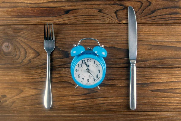 Une Horloge Vintage Avec Fourchette Couteau Sur Table Bois Sombre — Photo