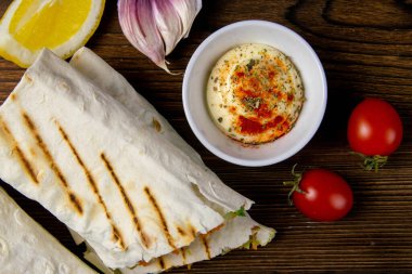 Ev yapımı shawarma, burrito, sebze ve soslu tavuk dürümü. Üst görünüm malzemeleri, yakın plan..