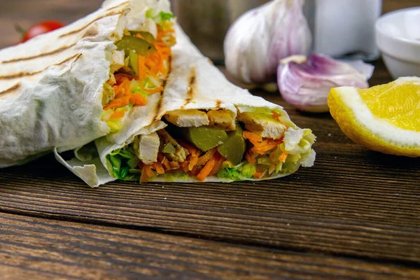 Hausgemachte Shawarma Burrito Hühnerbrötchen Mit Gemüse Und Sauce Zutaten Von — Stockfoto