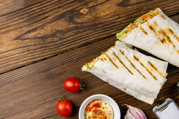 Hausgemachte Shawarma Burrito Hühnerbrötchen Mit Gemüse Und Sauce Zutaten Von — Stockfoto