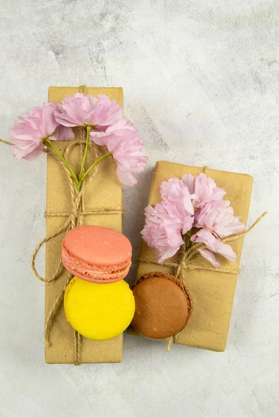 Macarrones Multicolores Con Peonías Caja Regalo Sobre Mesa Mármol Gris —  Fotos de Stock