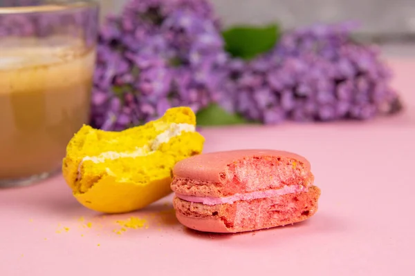 Zwei Makronen Nahaufnahme Und Frühlingsblumen Pastellfarbener Hintergrund Romantischer Morgen Geschenk — Stockfoto