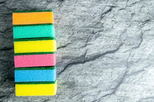 Χρωματιστά Σφουγγάρια Για Την Κουζίνα Στο Φόντο Του Τραπεζιού Στο — Φωτογραφία Αρχείου