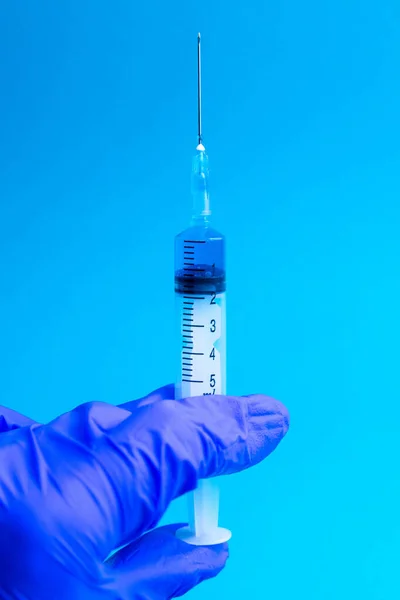 Hand Blå Handske Håller Spruta Läkaren Håller Spruta För Vaccination — Stockfoto