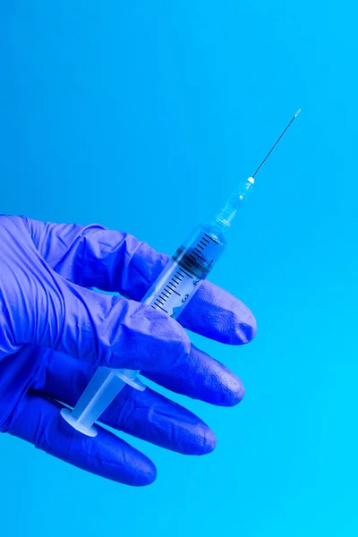 Hand Blå Handske Håller Spruta Läkaren Håller Spruta För Vaccination — Stockfoto