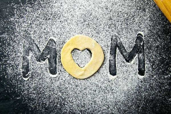 Mather Day Konzept Word Mom Aus Mehl Und Teig Auf — Stockfoto