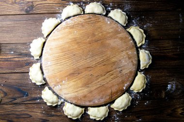 Çiğ hamur tatlısı. Patatesli hamur tatlısı. Ahşap arka planda köy tahtası var. Üst görünüm, yakın plan.