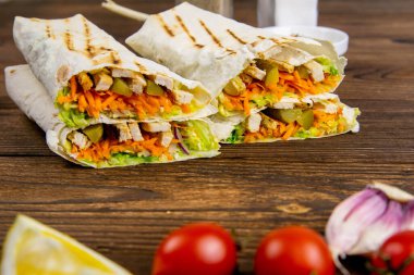 Ev yapımı shawarma, burrito, sebze ve soslu tavuk dürümü. Ön görünüm içeriği.