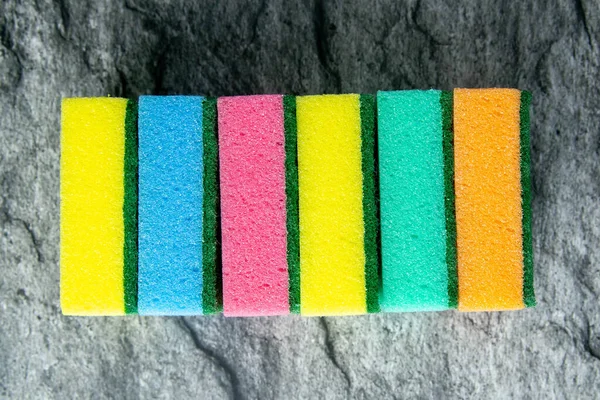 Χρωματιστά Σφουγγάρια Για Την Κουζίνα Στο Φόντο Του Τραπεζιού Στο — Φωτογραφία Αρχείου