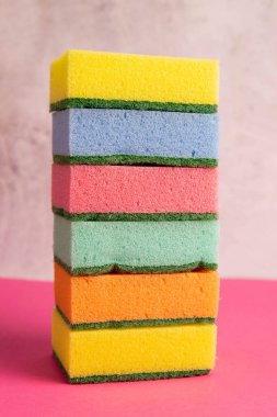 Mutfak, banyo ve diğer odaların farklı yüzeyleri için renkli temizlik seti. Temizlik hizmeti konsepti. Bahar başı düzenli temizlik. Üst görünüm, yakın çekim.