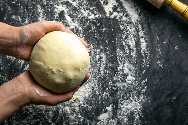 Starka Kvinnors Händer Knådar Degen Mörk Bakgrund Ovanifrån Med Fritt — Stockfoto