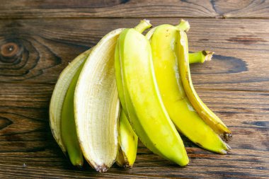 Ahşap bir masada muz kabuğu. Üst görünüm, yakın plan.