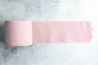 Gri masada tuvalet kağıdı ruloları. Üst Görünüm.